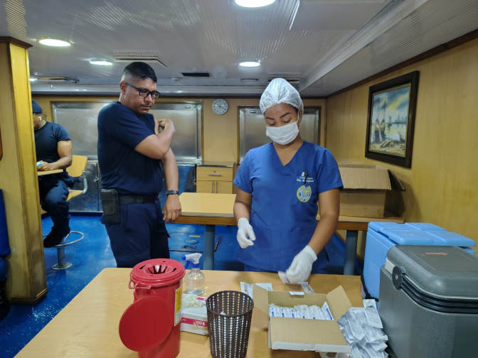 EL HOSPITAL NAVAL DE CARTAGENA REFUERZA AL BUQUE ESCUELA “ARC GLORIA” CON JORNADA DE VACUNACIÓN ESTR