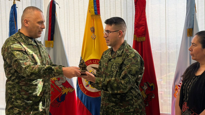 RECONOCIMIENTO ESPECIAL AL TENIENTE CHÁVEZ ORTIZ BRETHMEN DAVID, ENFERMERO DE PROFESIÓN E INSTRUCTOR