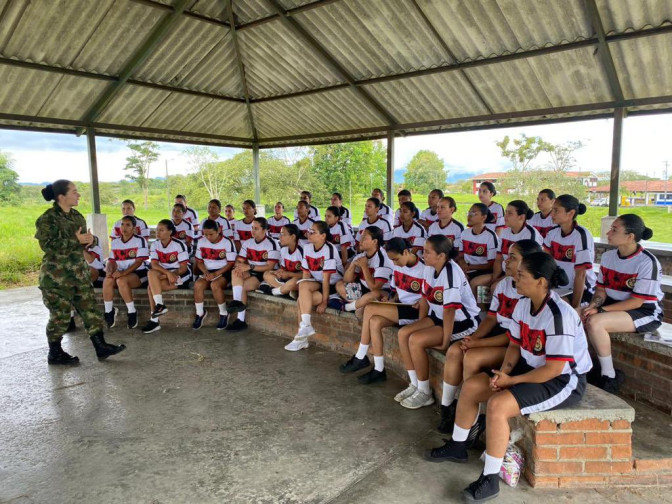 Charla de adaptación a la vida militar para las mujeres soldado en Risaralda