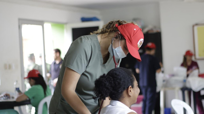 Médicos atienden personal en Montería
